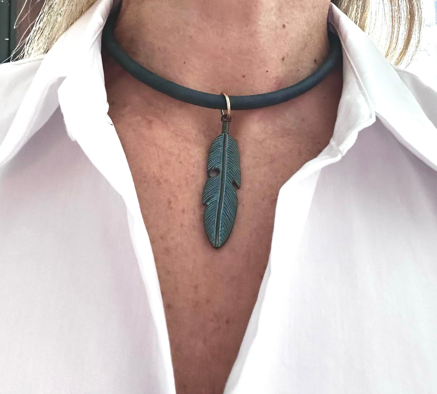 D- Choker en cuero verde con hoja