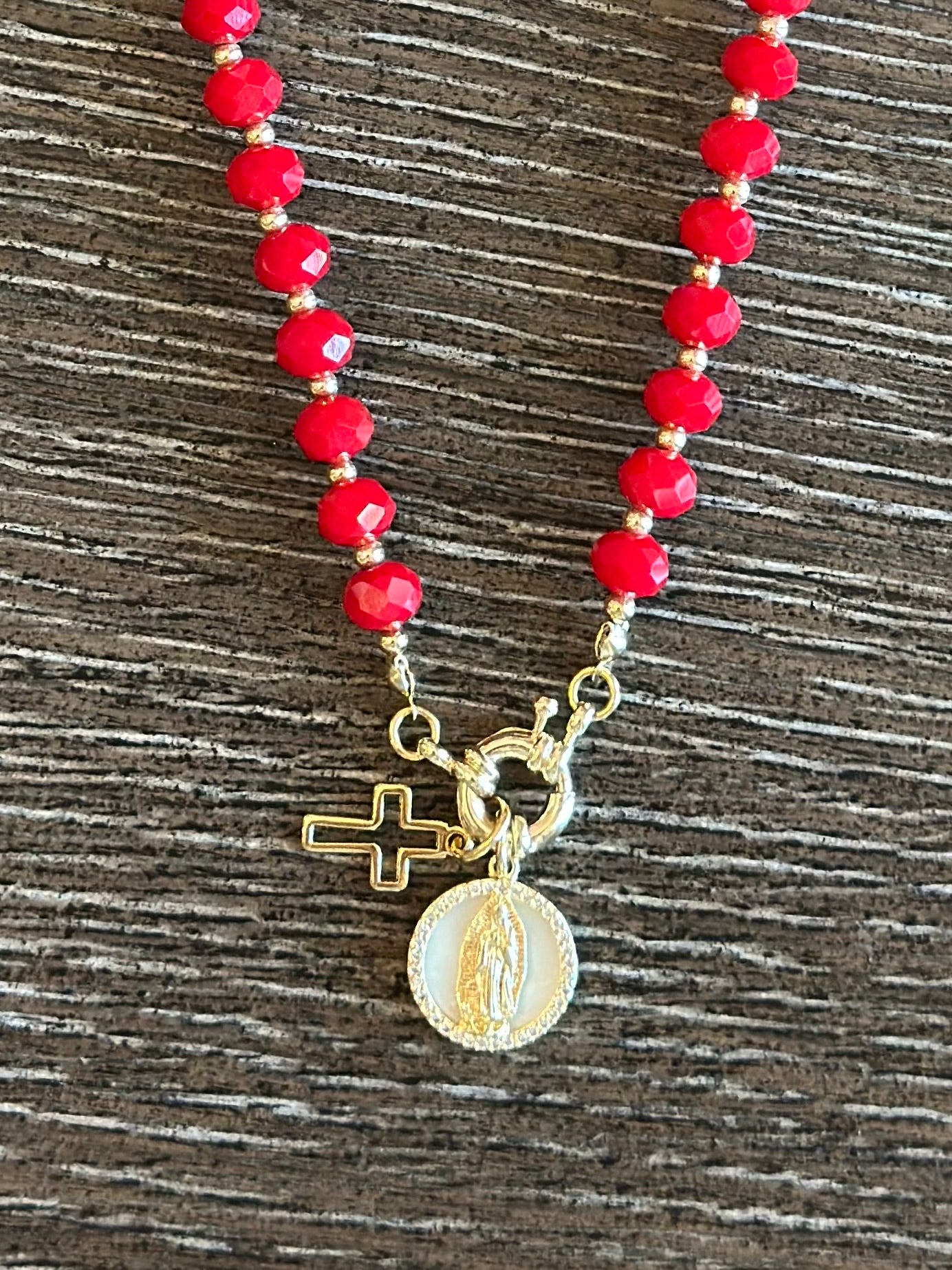 X- Collar realizado en Cristales rojos con dije de La Virgen