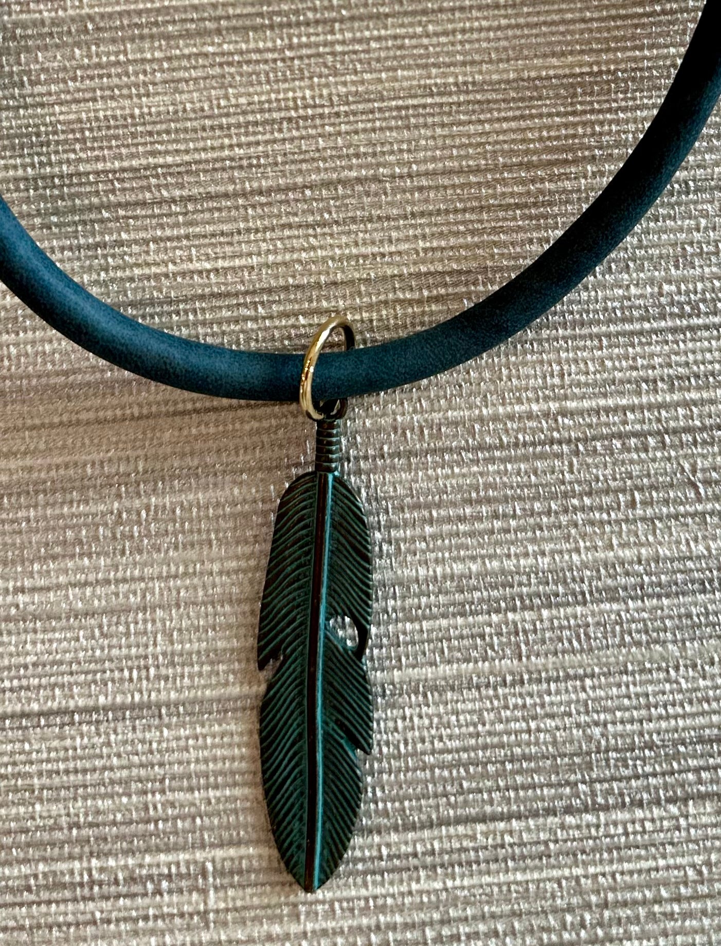D- Choker en cuero verde con hoja