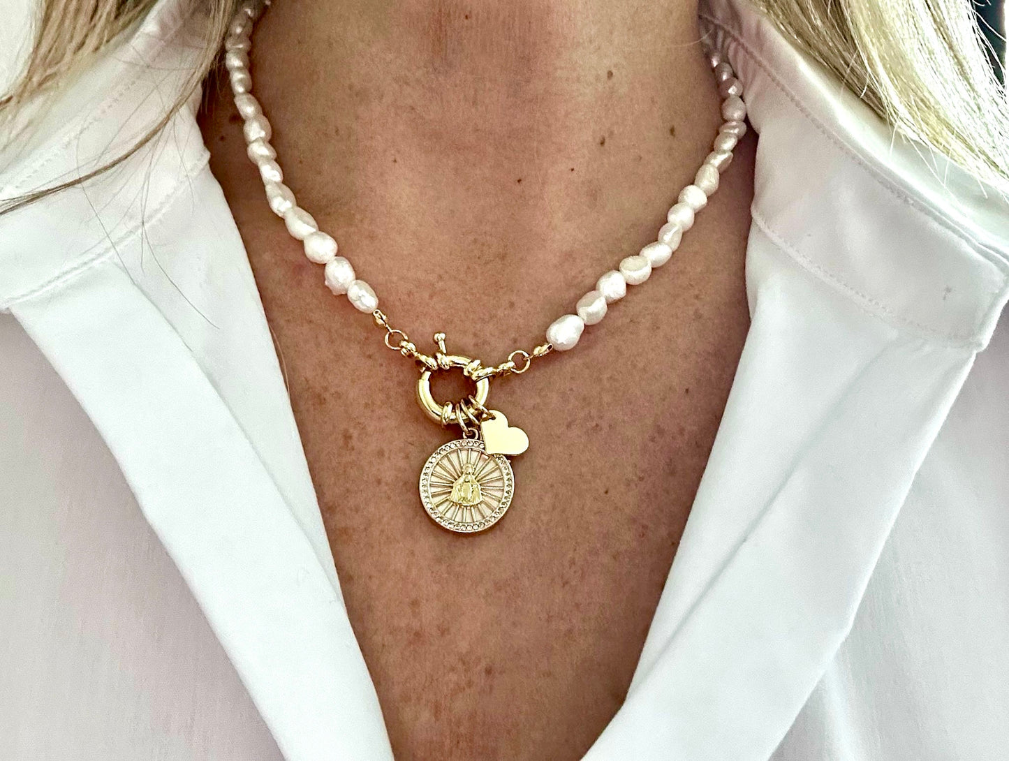 X- Collar de Perlas con dije Virgen Milagrosa