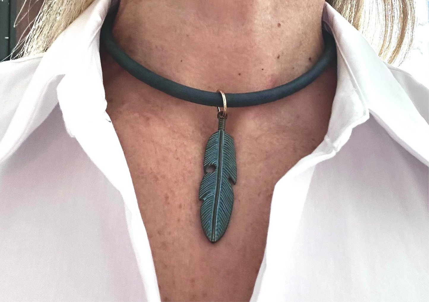 Choker en cuero verde con hoja