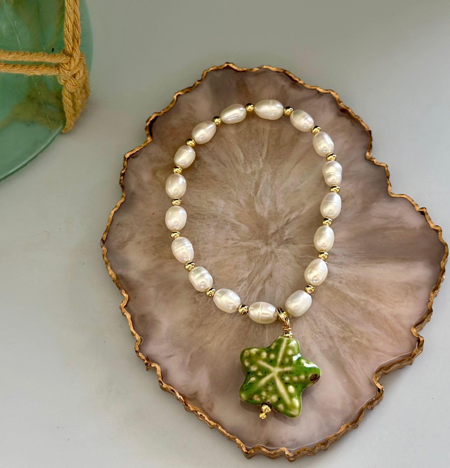 A- Pulseras de Perla natural con dijes en cerámica 🐚💚🧡