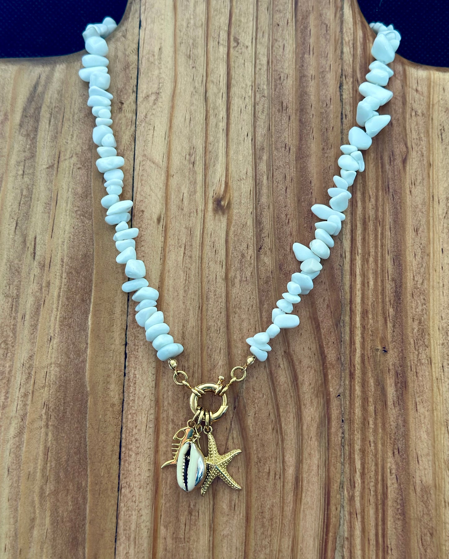 Collar de Coral Blanco con dijes marinos