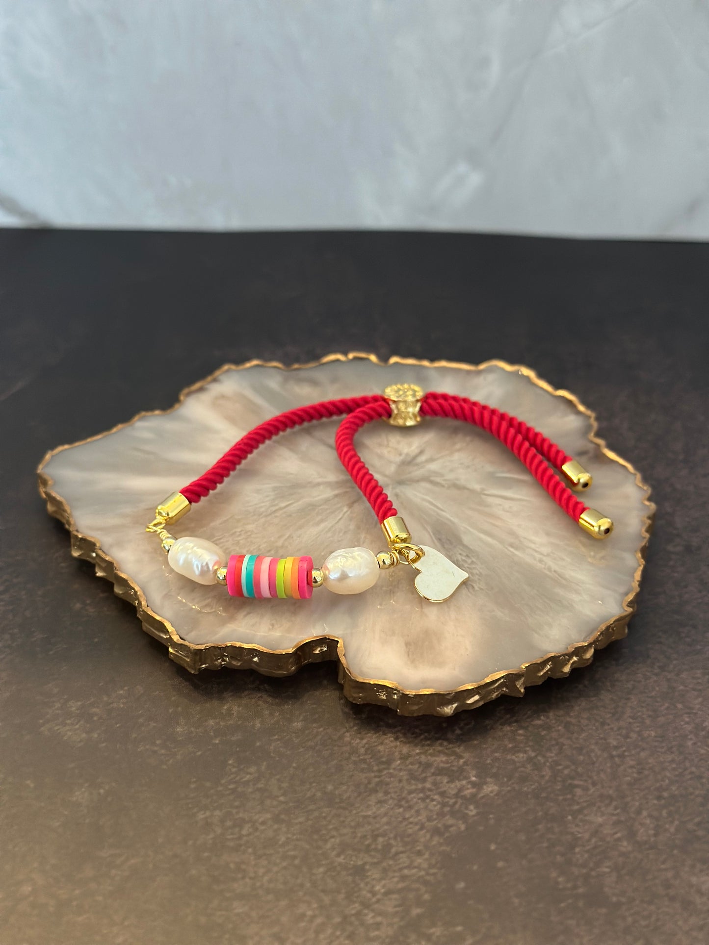 Pulseras en cordón rojo con perlas naturales