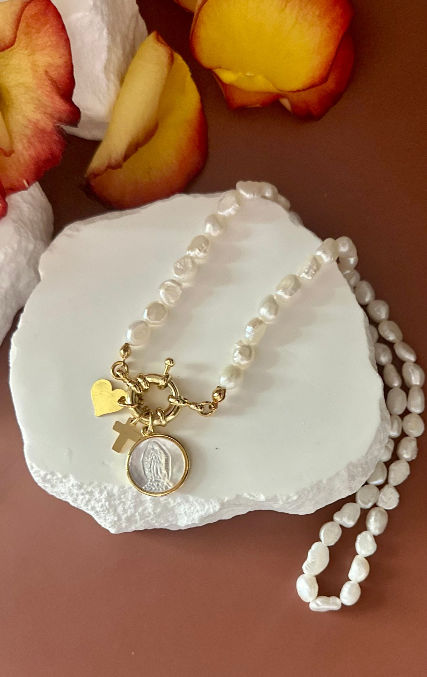 A Collar de Perlas naturales con medalla de la Virgen de Guadalupe