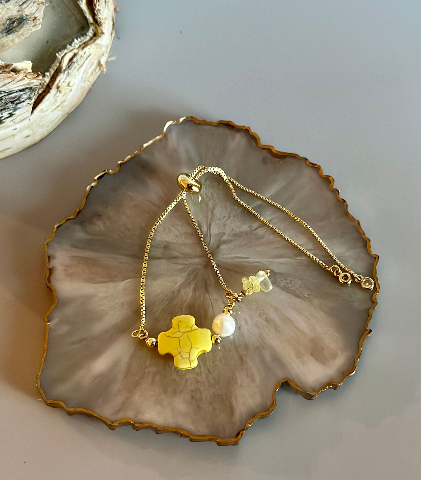 Pulseras en cadena con dijes de Cruz