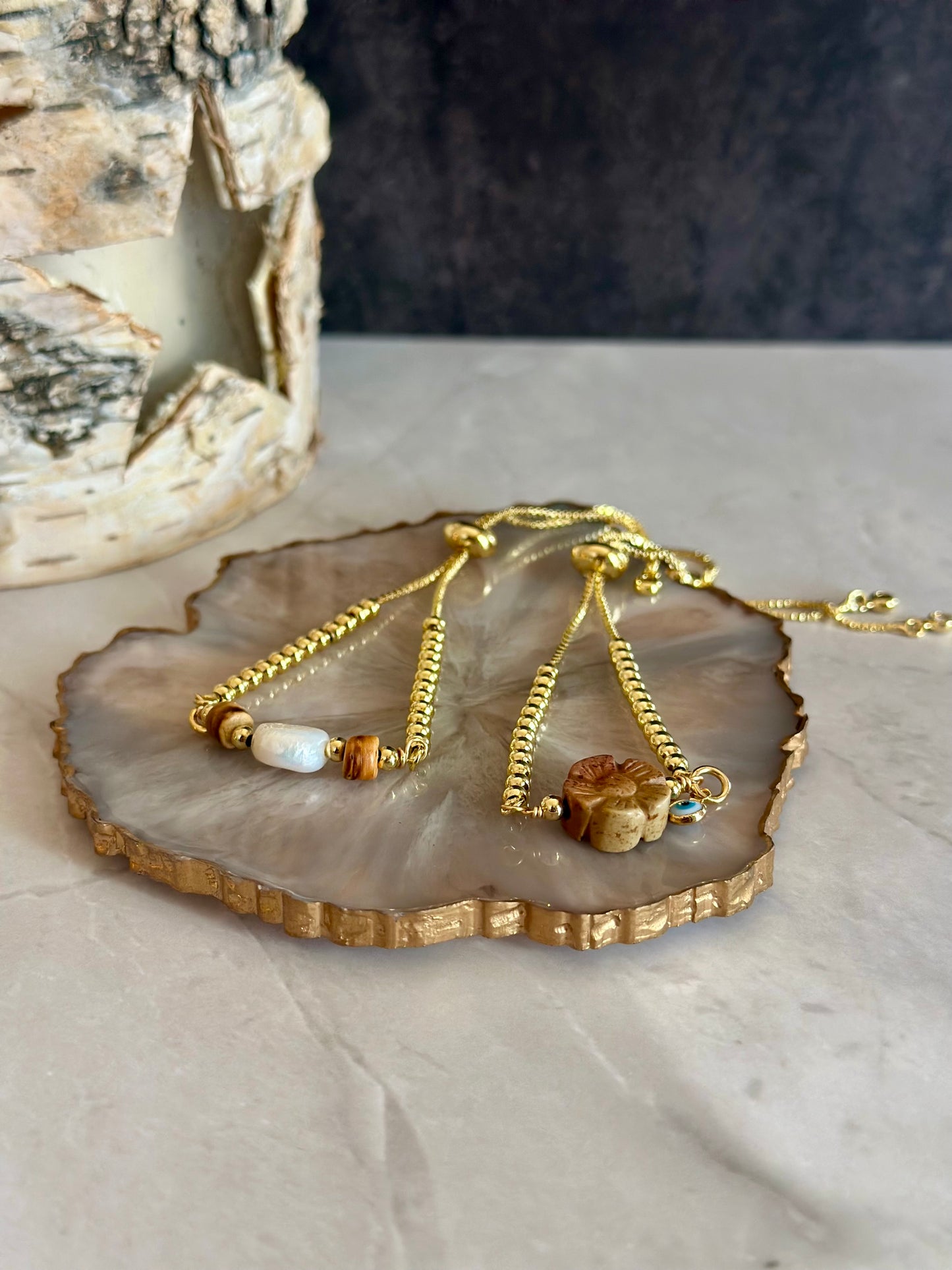 Pulseras en cadenas con dijes variados