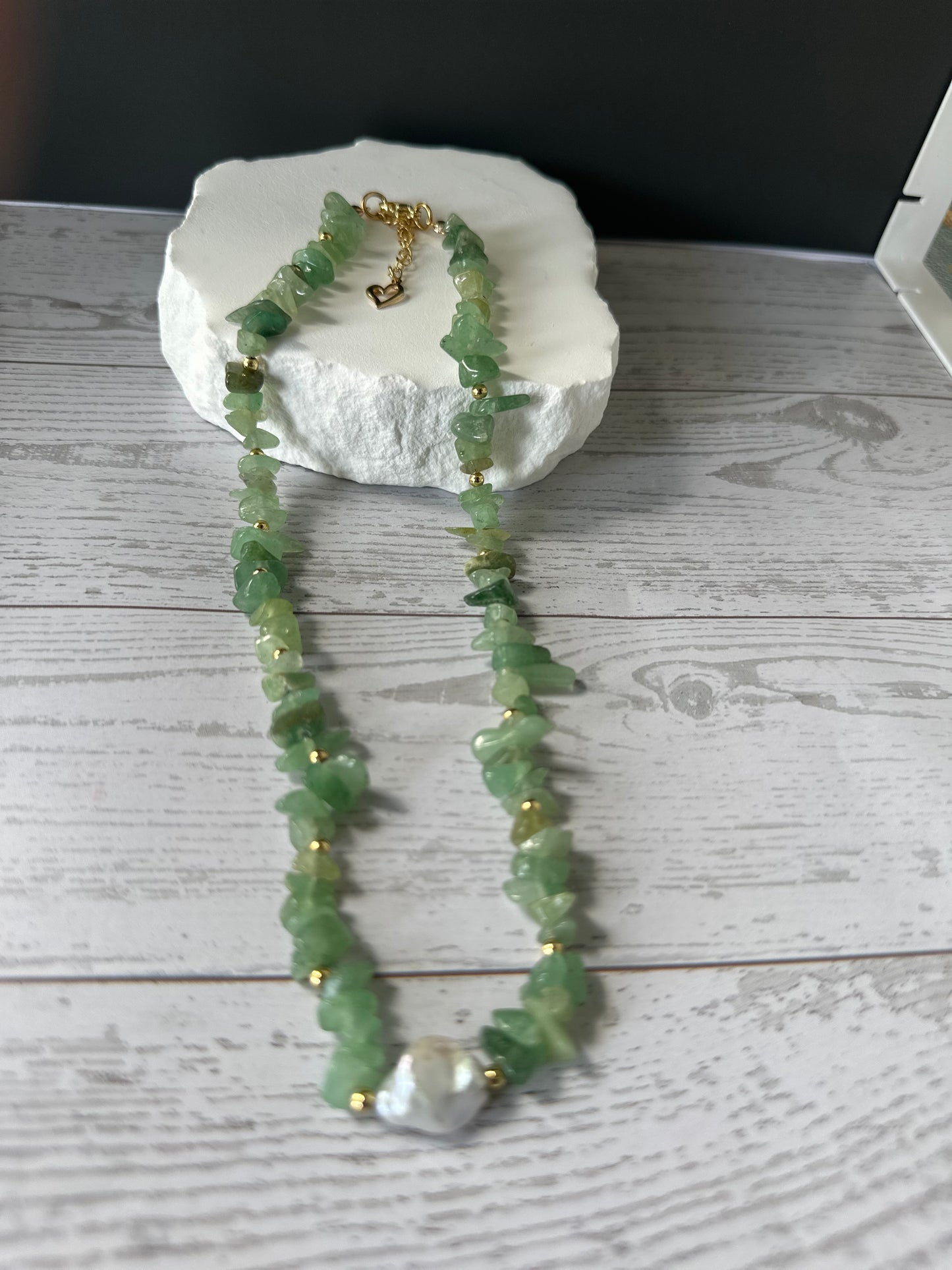 A- Collar en Piedras Jade