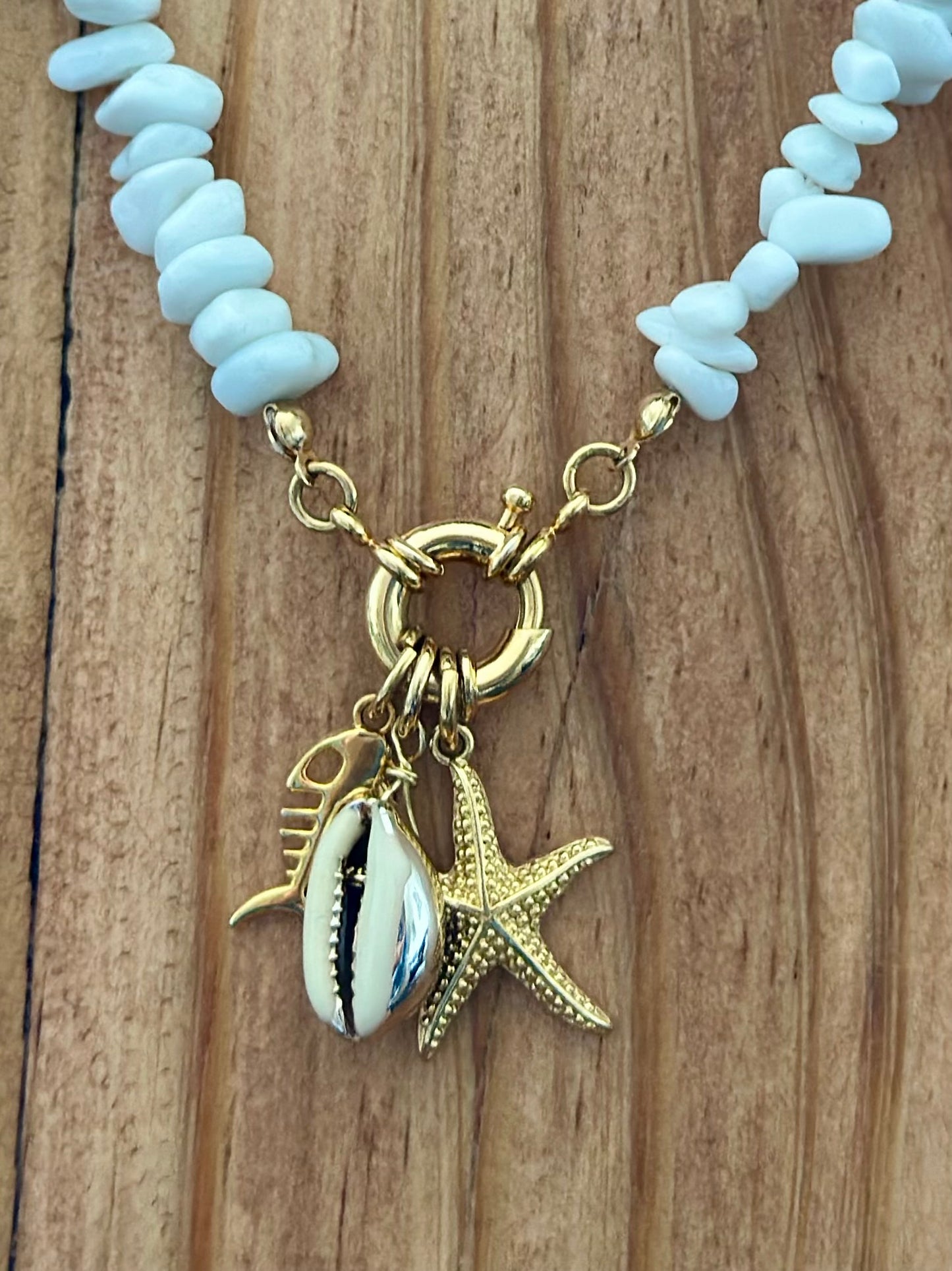 Collar de Coral Blanco con dijes marinos