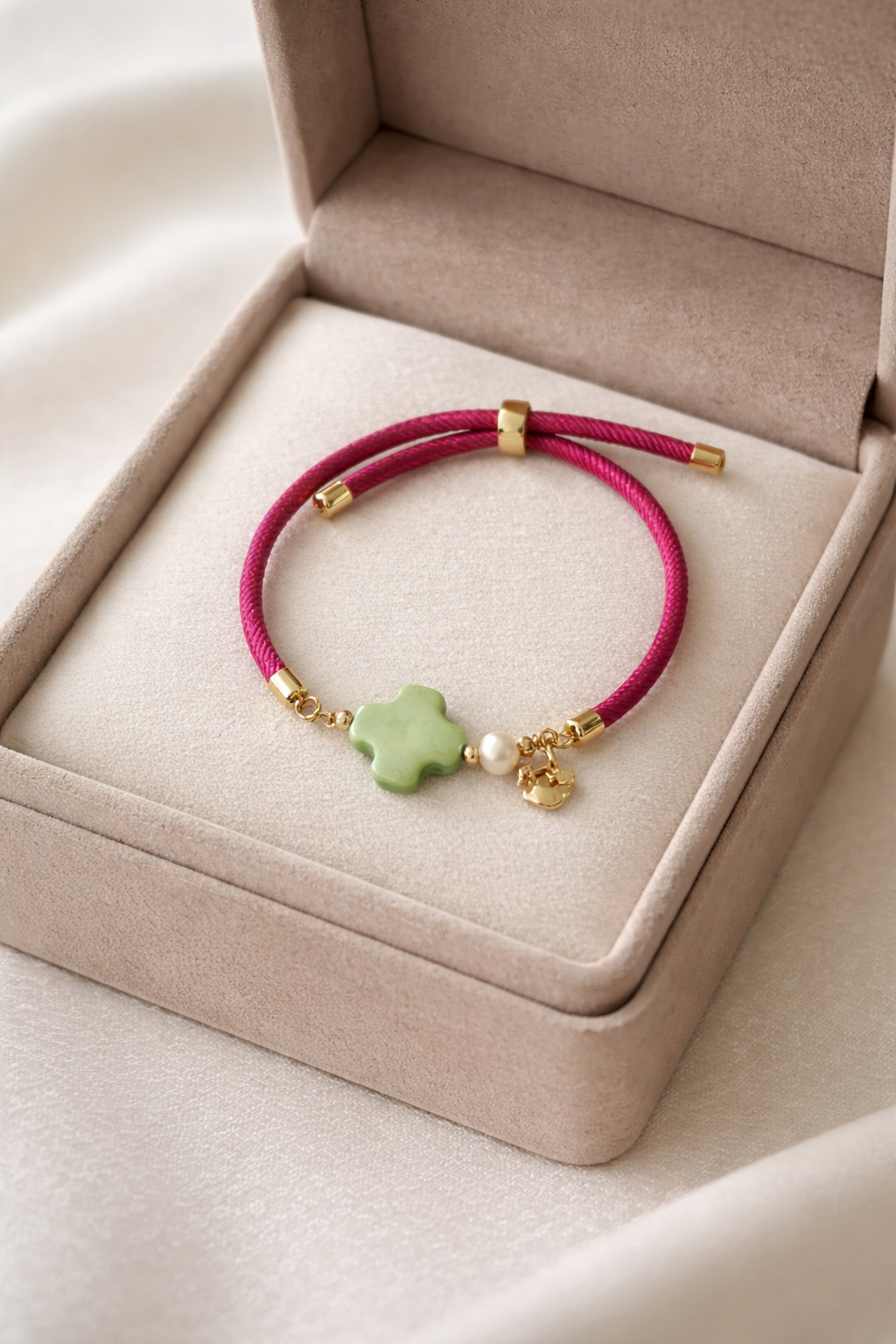 A Pulsera de cordón con dije de piedra natural