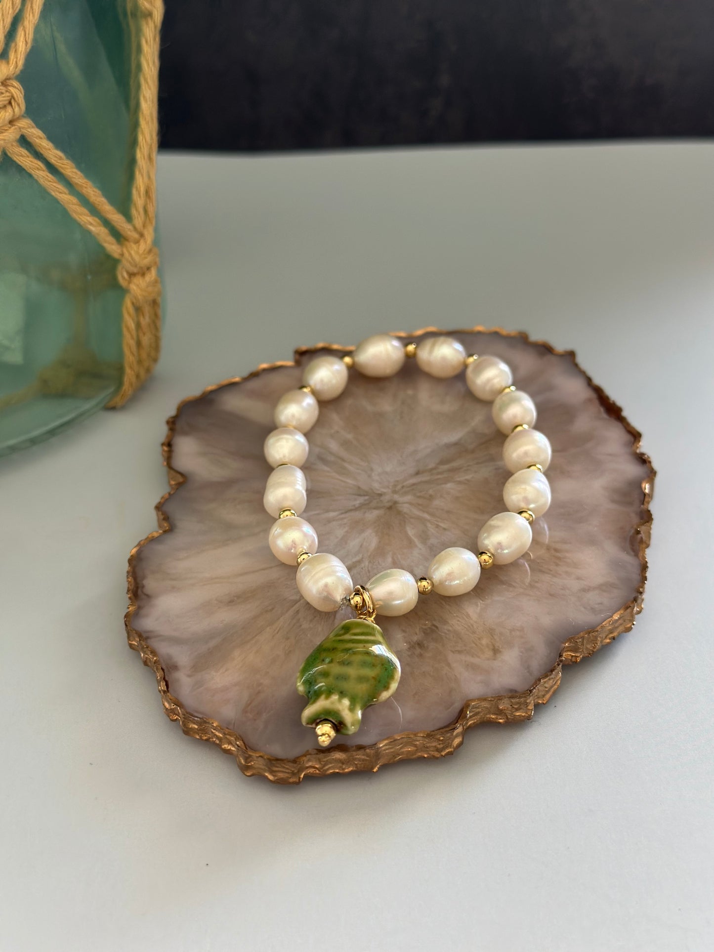 A Pulseras de Perla natural con dije de pez 🐟 de cerámica