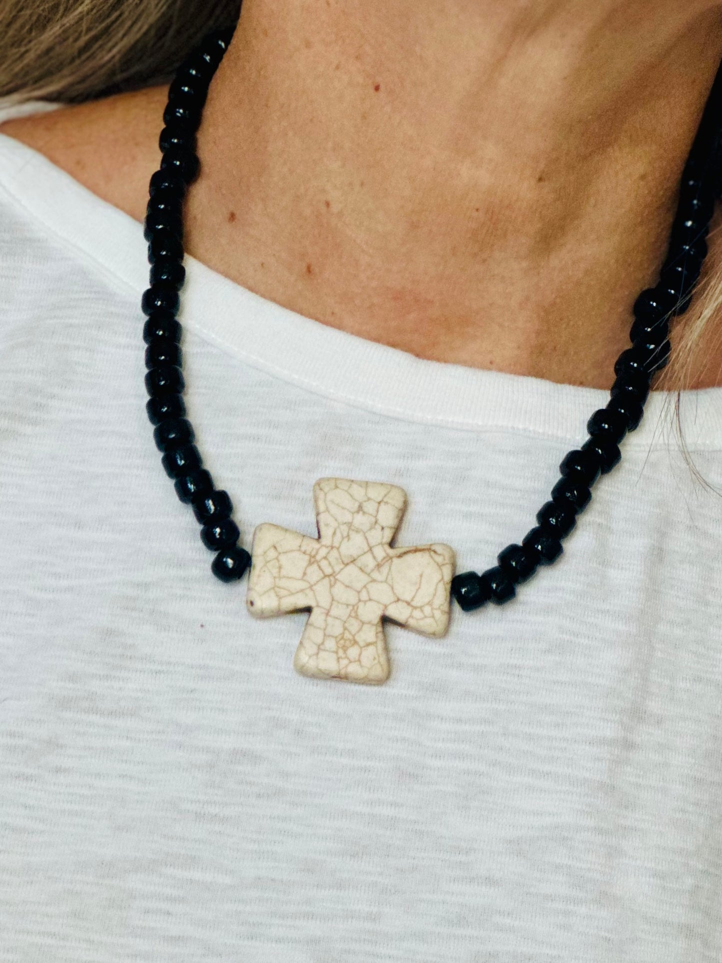 A Collar de Cuentas de Vidrio negro y dije de Piedra natural