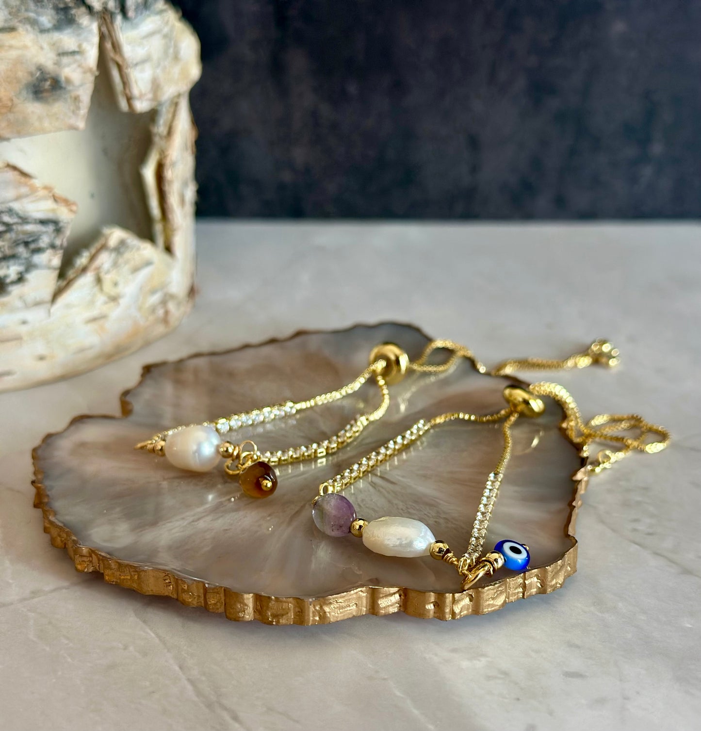 Pulseras en cadenas con dijes de Perlas y piedras