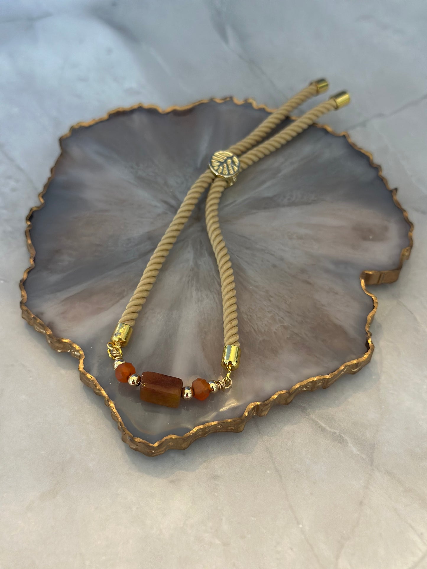 Pulseras en cordón beige con piedra Ámbar