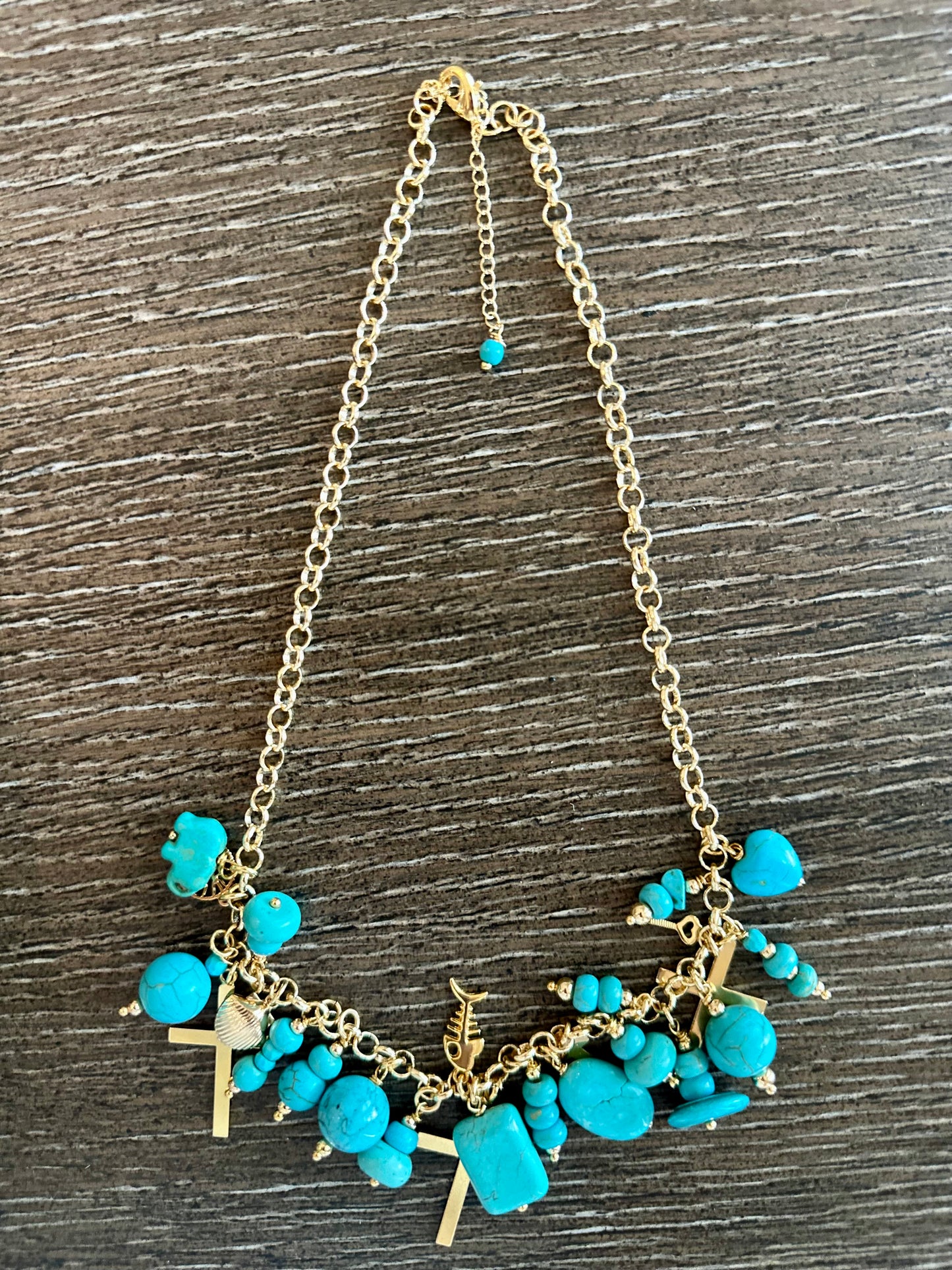 A- Cadena dorada con dijes Turquesa
