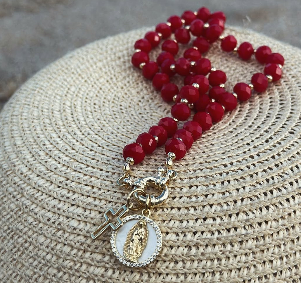 X- Collar realizado en Cristales rojos con dije de La Virgen