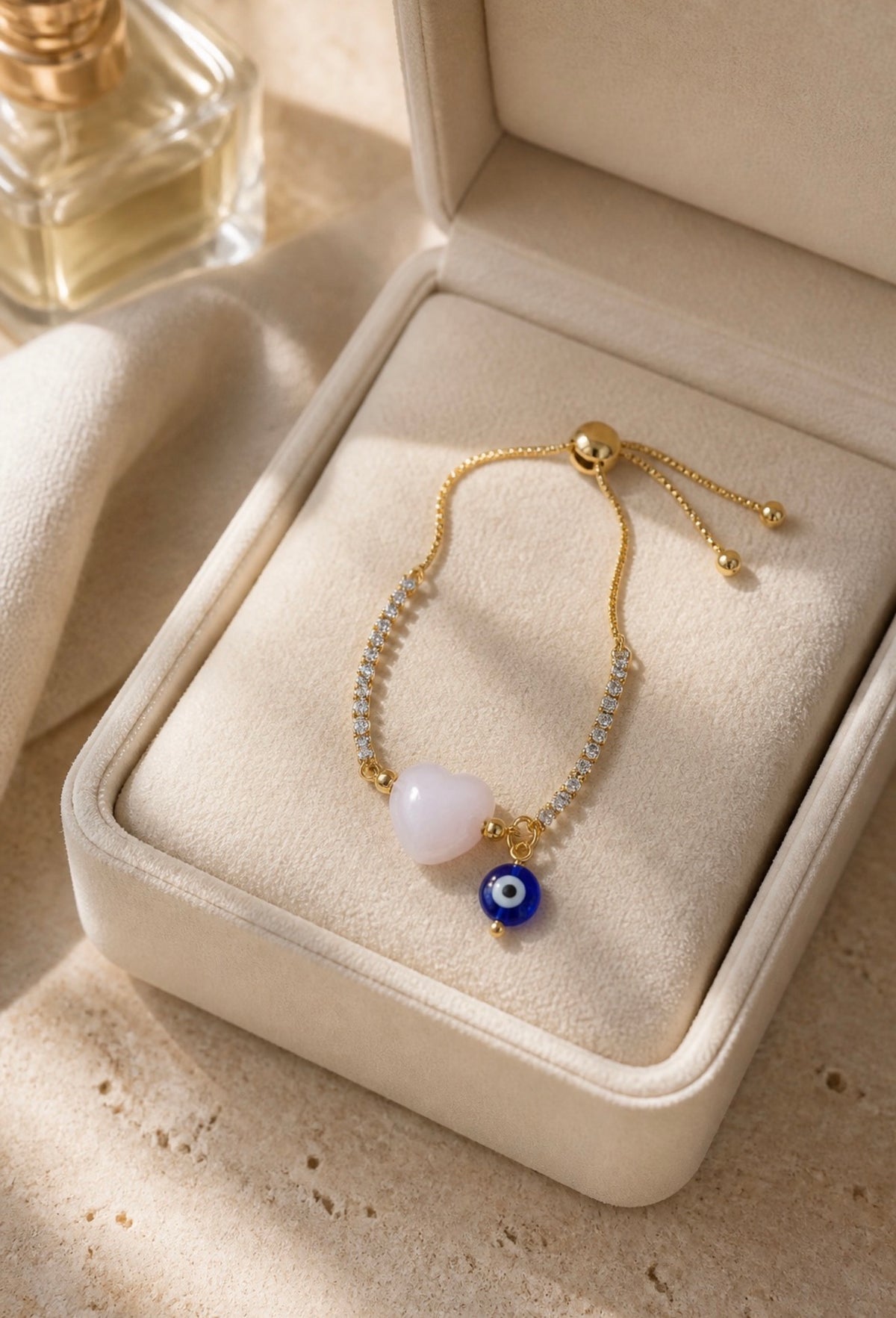 A Pulsera en cadena con dije de corazón y ojo turco 🧿