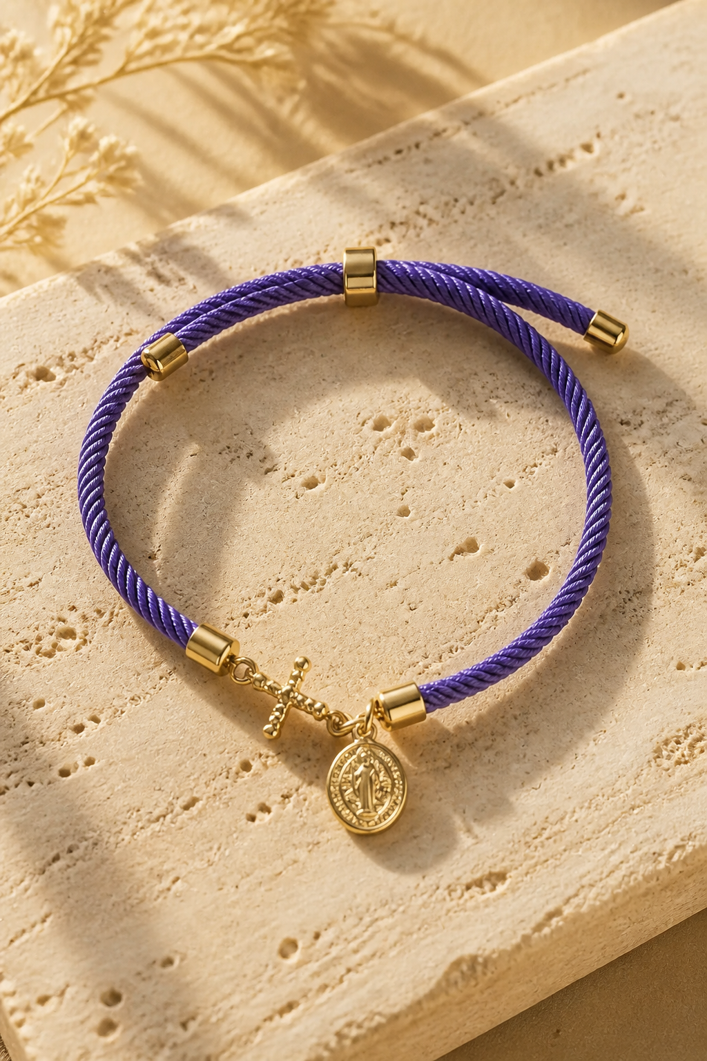 A Pulsera en cordón violeta con dije de Cruz y medalla