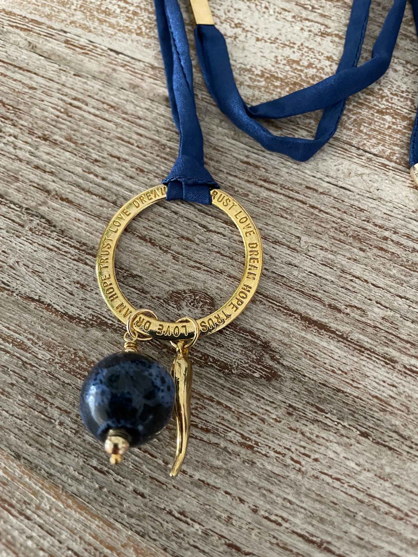 X- Cadena en cordón de Seda azul