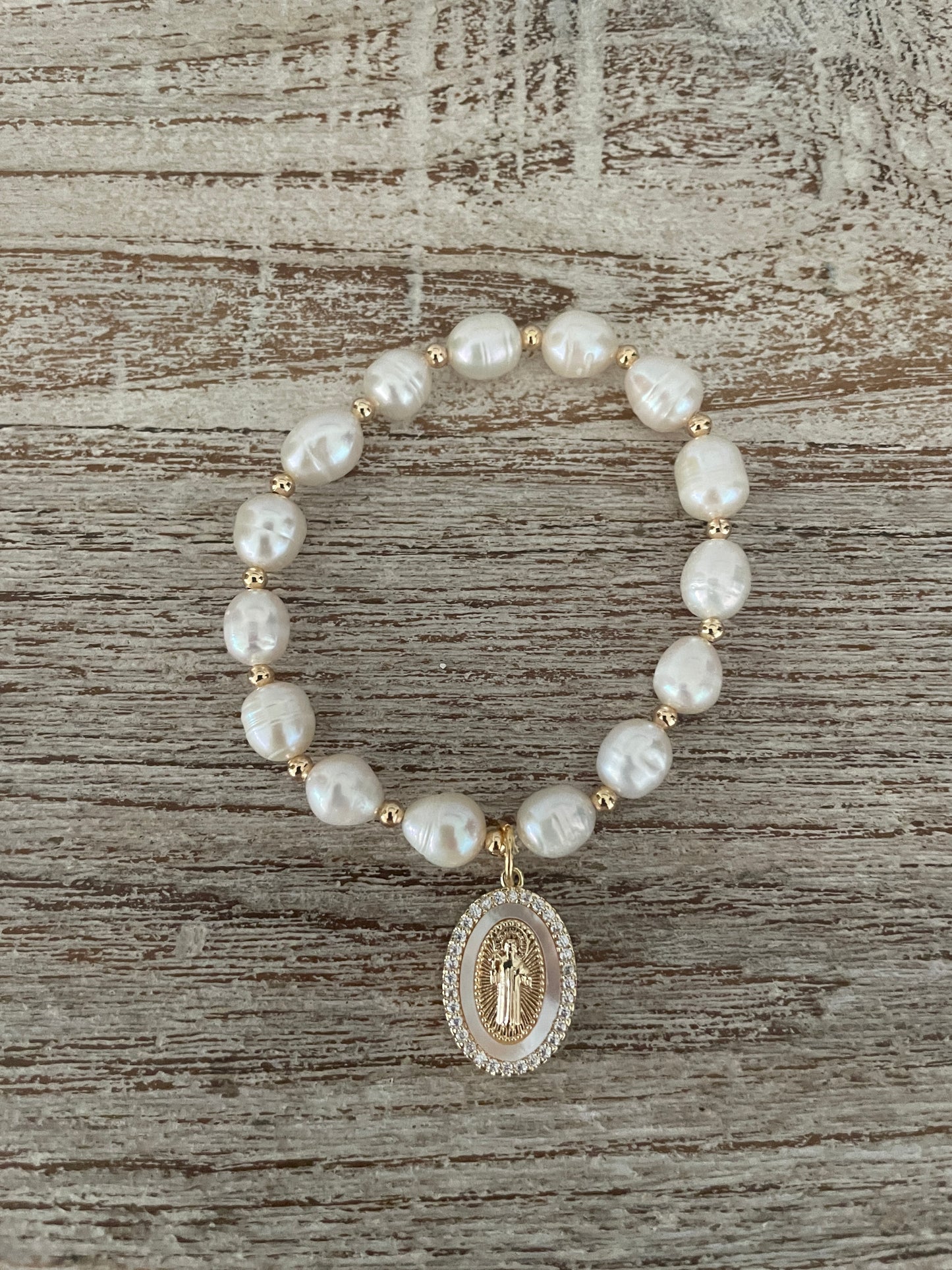 Pulseras en perlas naturales con dije San Benito