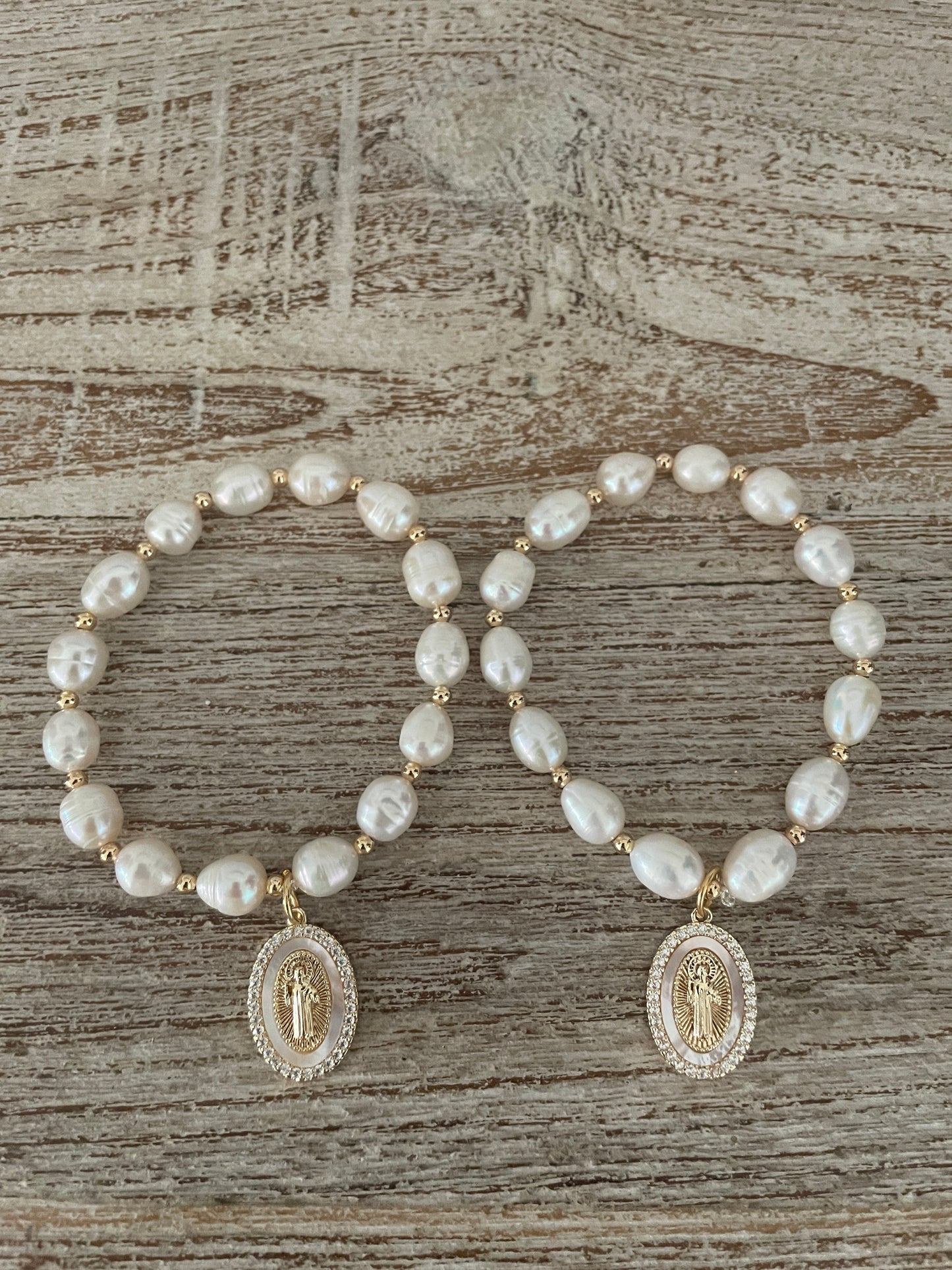 Pulseras en perlas naturales con dije San Benito