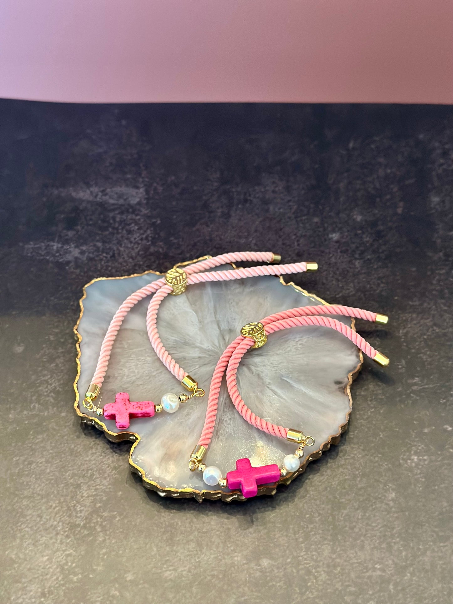B- Pulseras de Cordón rosado con cruz
