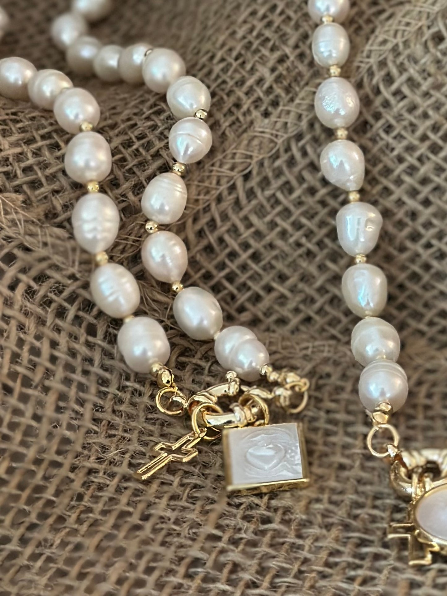 A Collar de Perlas naturales con medalla del Sagrado Corazón