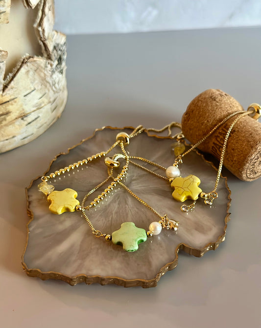 Pulseras en cadena con dijes de Cruz