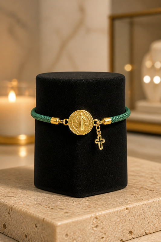A Pulseras de cordón con dijes de San Benito y Cruz