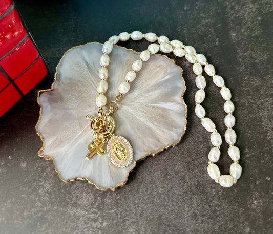 Collar de perlas y medalla ovalada de San Benito
