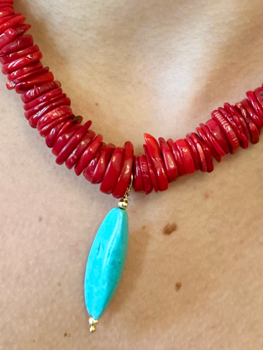 A- Collar en coral y turquesa