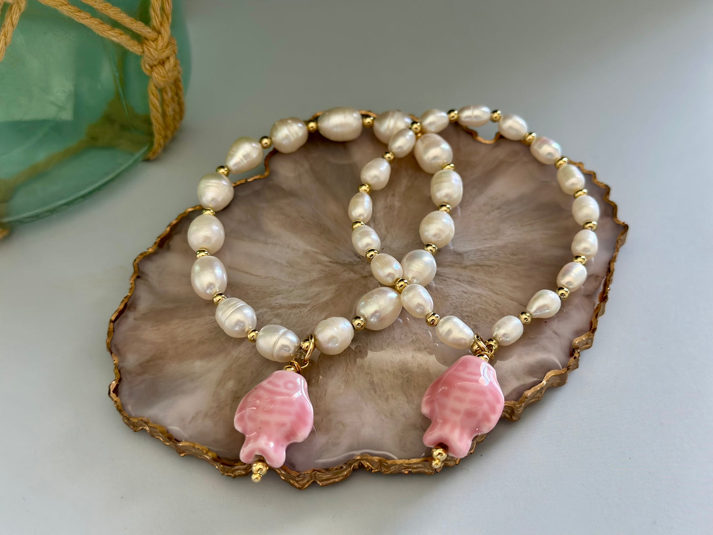 A Pulseras de Perla natural con dije de pez 🐟 de cerámica