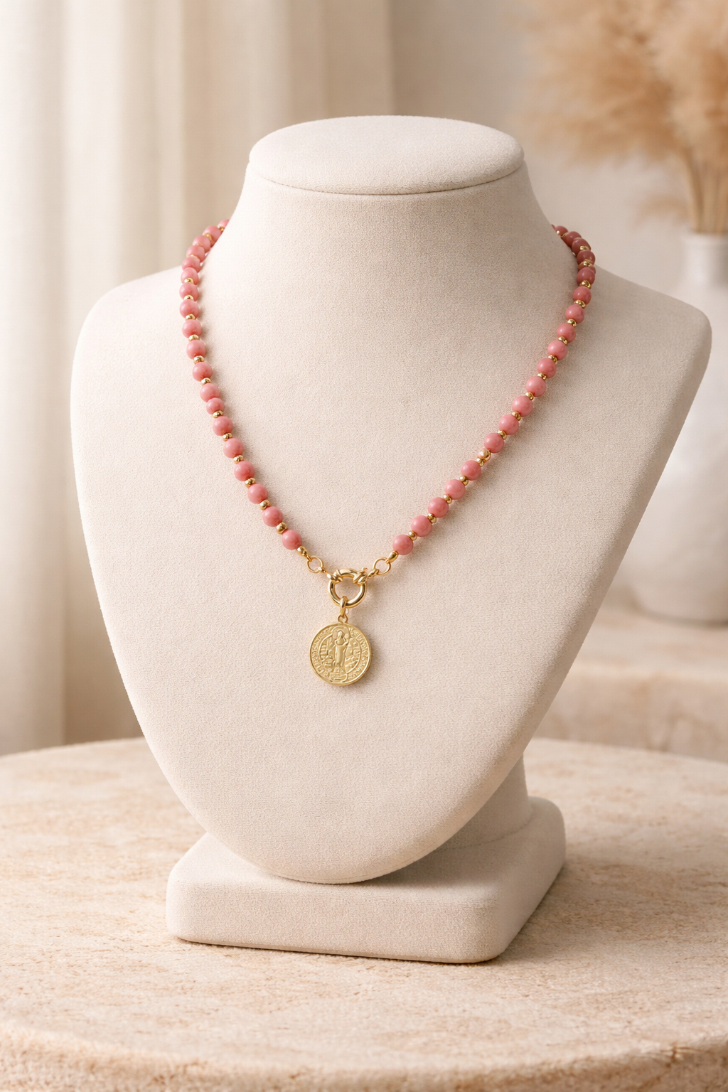 Collar con piedras Ágatas y medalla de San Benito