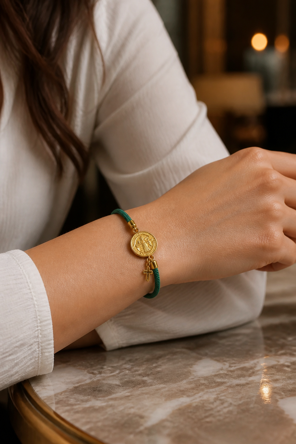 A Pulseras de cordón con dijes de San Benito y Cruz