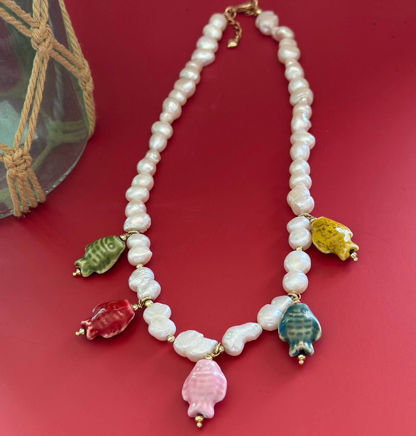A- Collar de Perlas naturales y dijes de peces en fina cerámica