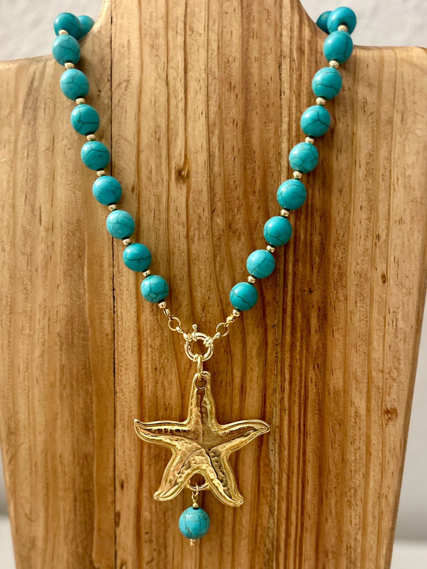A Collar de piedras Turquesa y dije de Estrella con baño de oro 18k