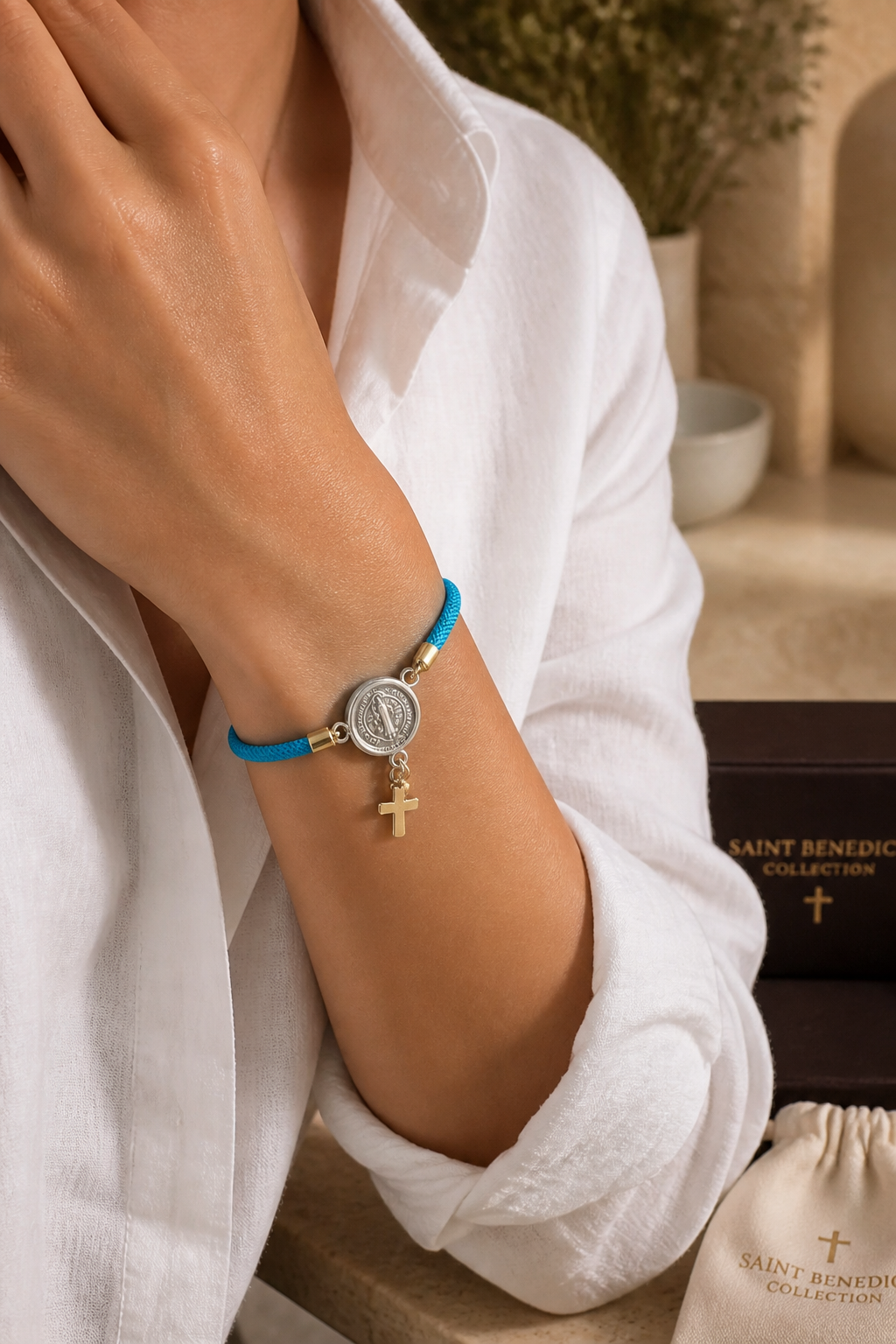 A Pulseras de cordón con dijes de San Benito y Cruz
