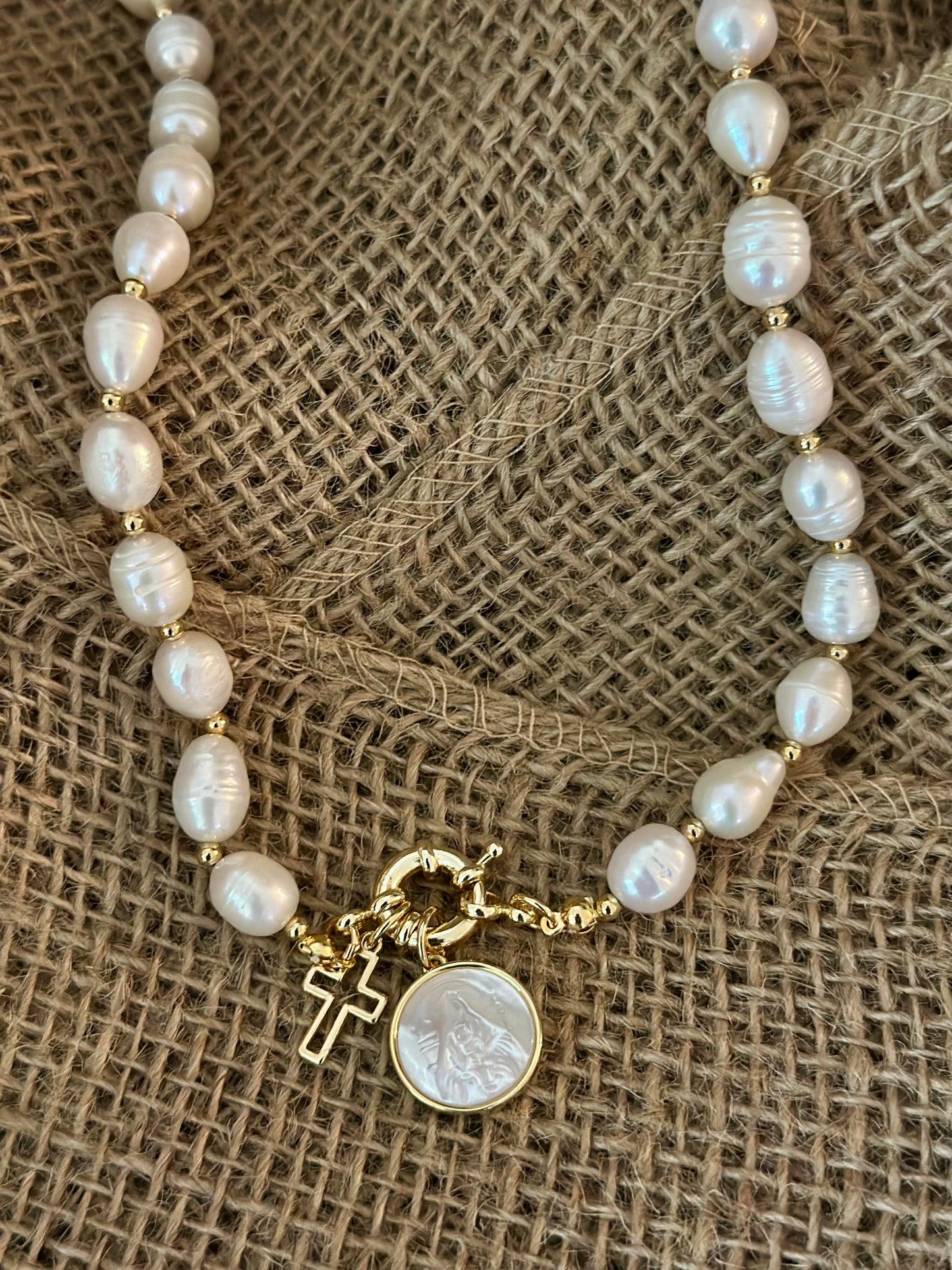 A- Collar de Perlas naturales con medalla de la Virgen de Coromoto