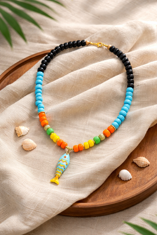 A Collar de Cuentas de Vidrio Celeste y Negro con dije de Pez