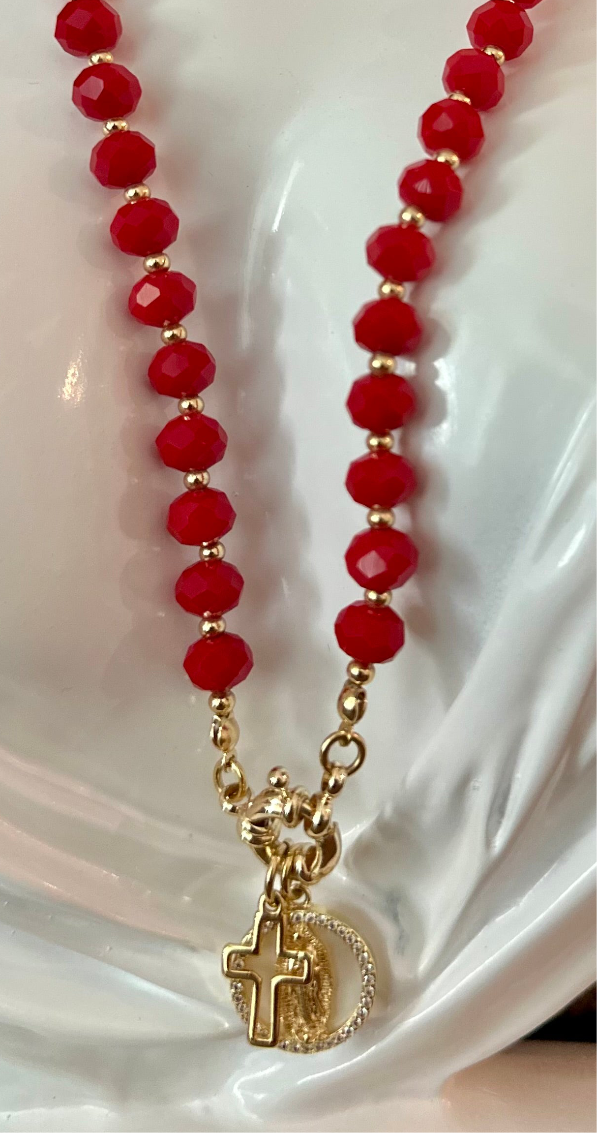 X- Collar realizado en Cristales rojos con dije de La Virgen