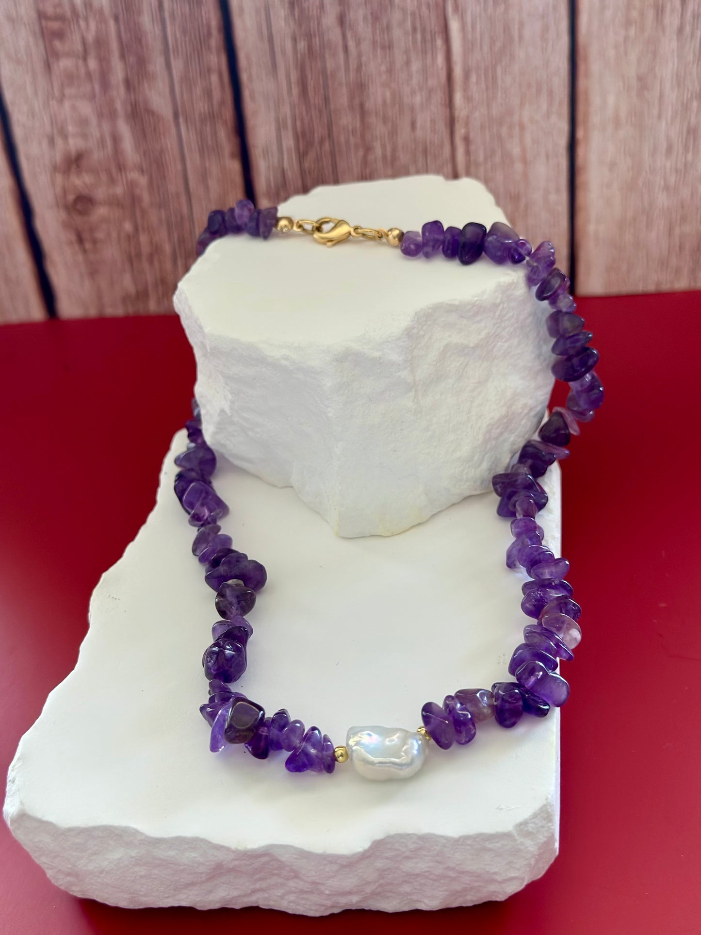 A- Collar en piedra Amatista con Perla natural