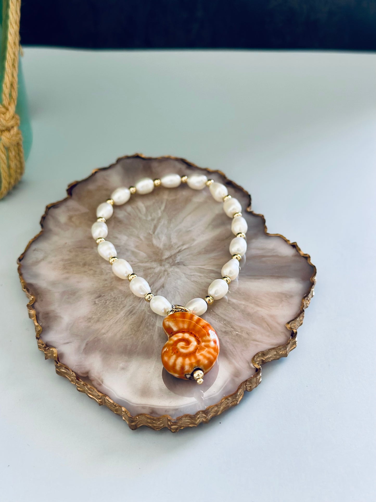 A- Pulseras de Perla natural con dijes en cerámica 🐚💚🧡
