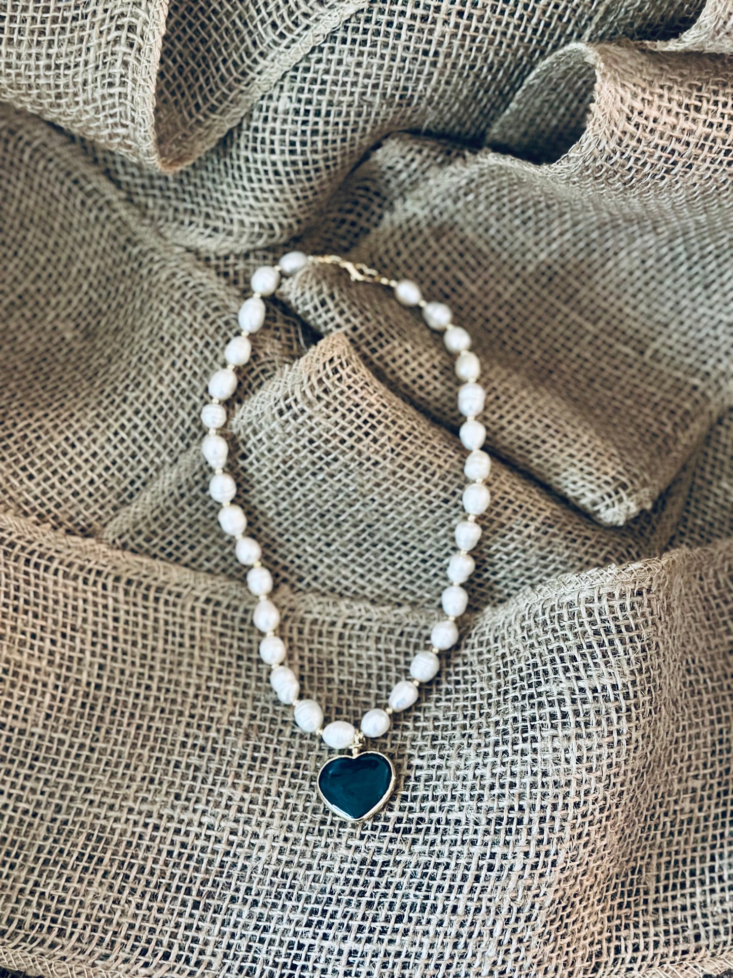 A Collar de Perlas naturales con dijes de Corazón 🩵🖤