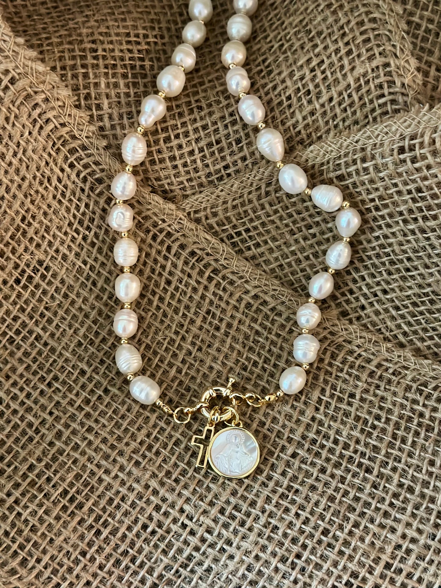 A- Collar de Perlas naturales con medalla de la Virgen de la Milagrosa