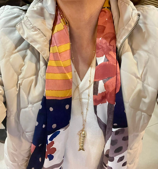 A Cadena larga con baño de oro y dije de Pez