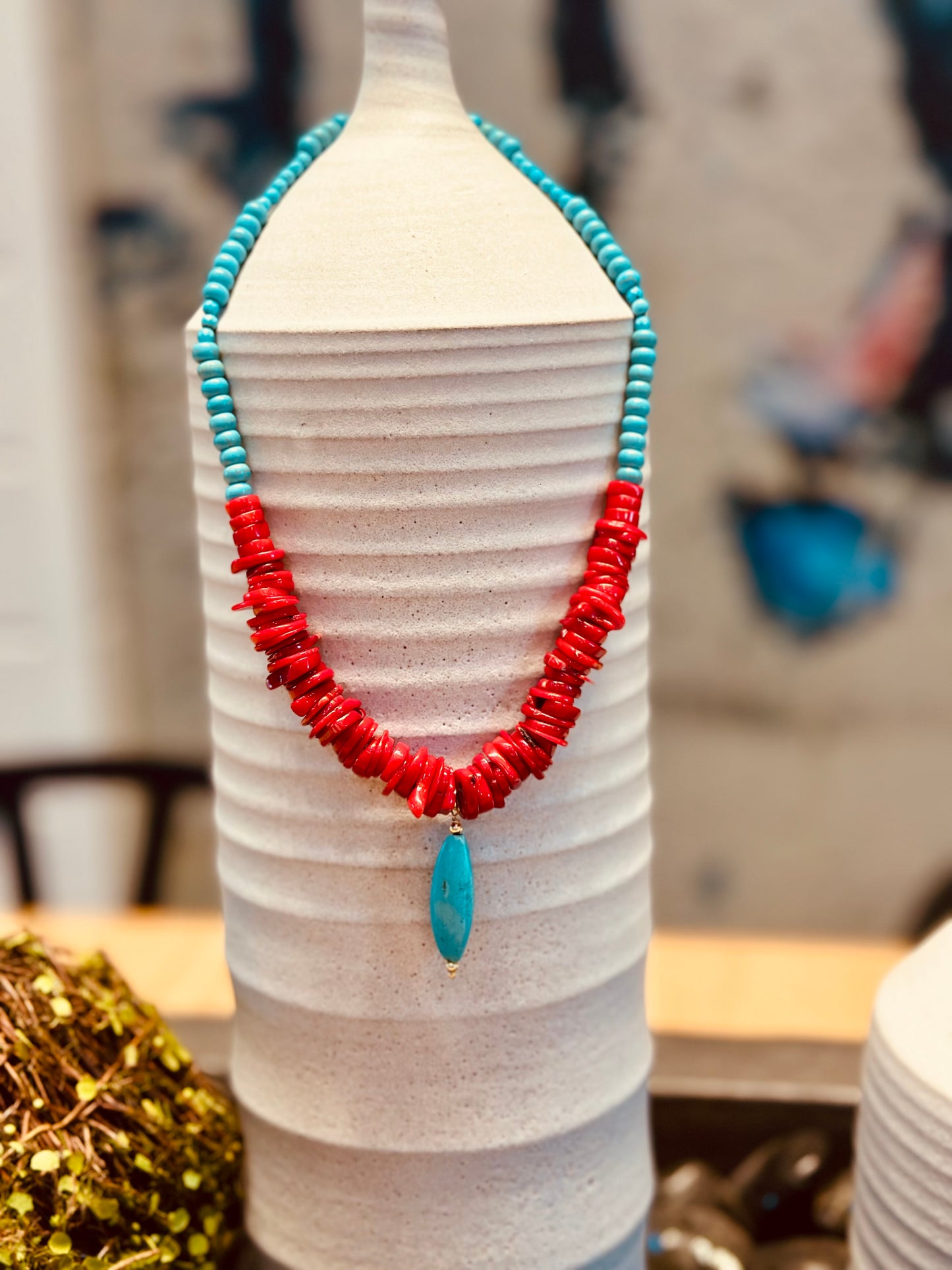 A Collar en coral y turquesa