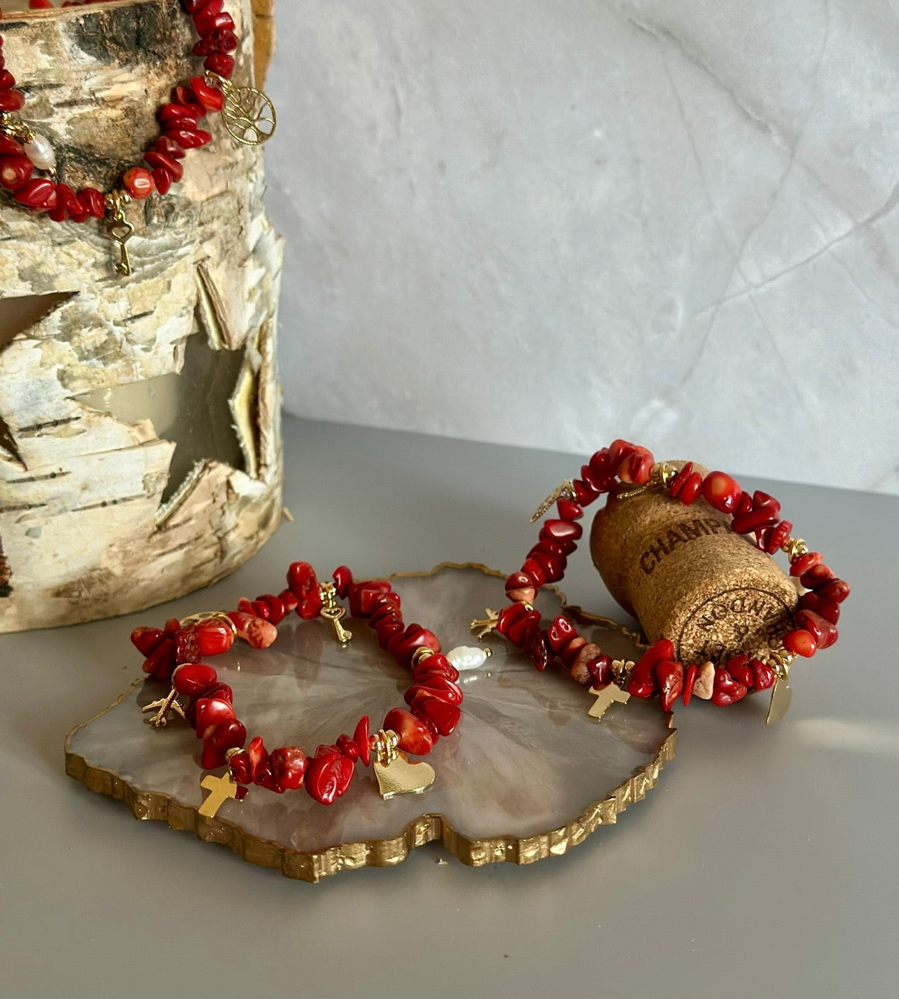 A Pulseras de Coral rojo con dijes de la suerte