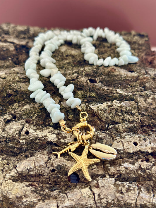 Collar de Coral Blanco con dijes marinos