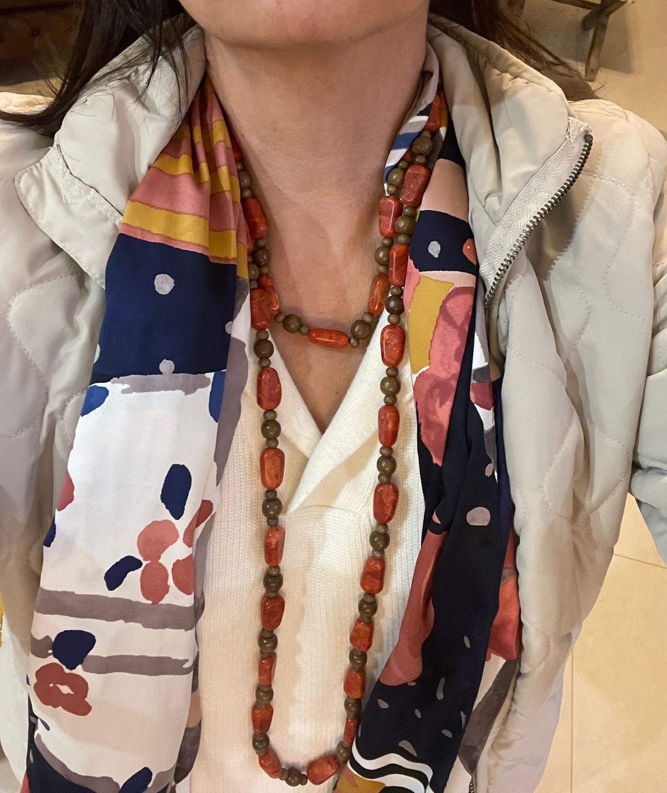 A Collar en Coral y madera