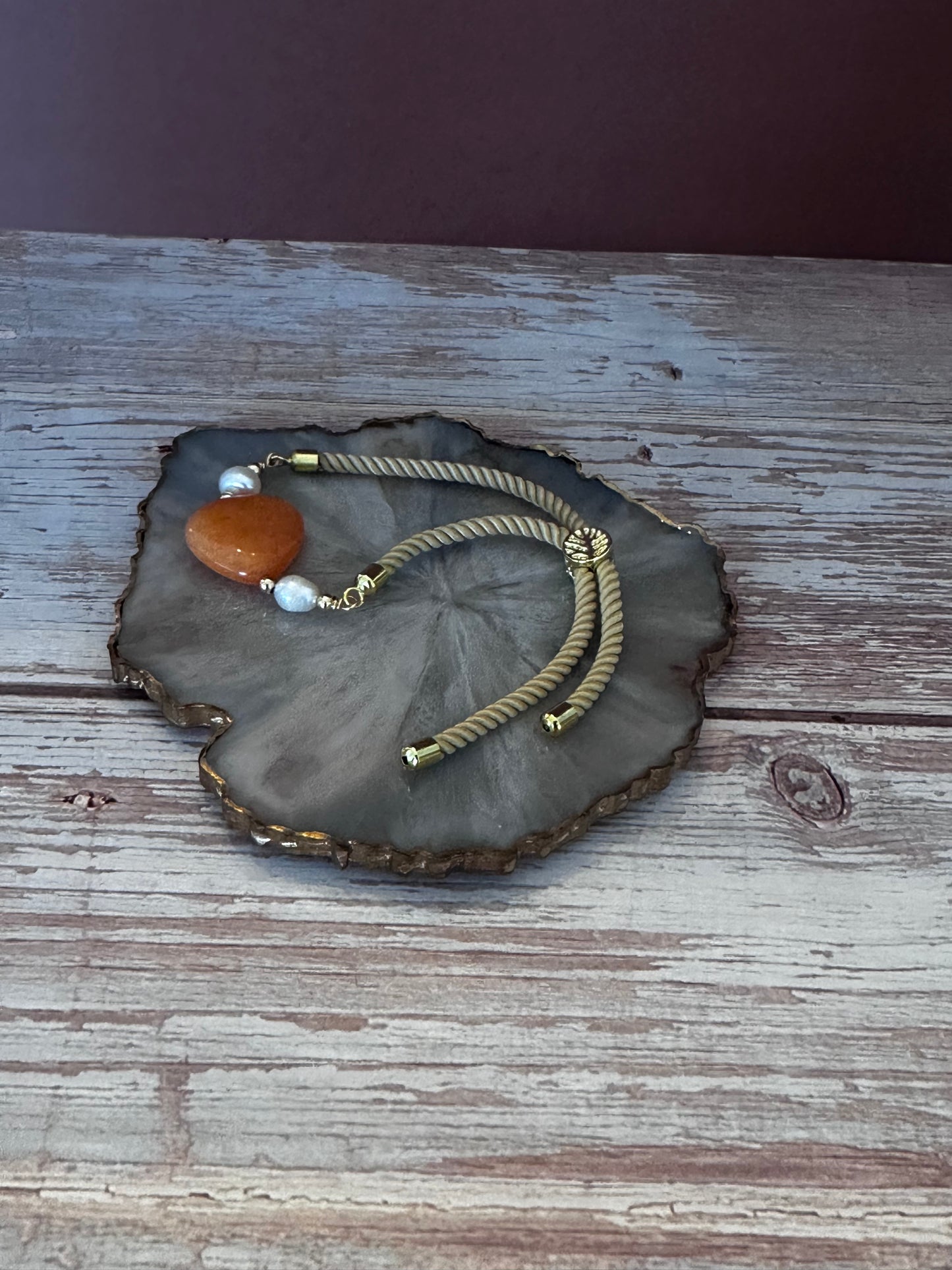 Pulseras en cordón beige con dije de 🧡 Ámbar